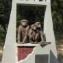 Памятник трем обезьянам